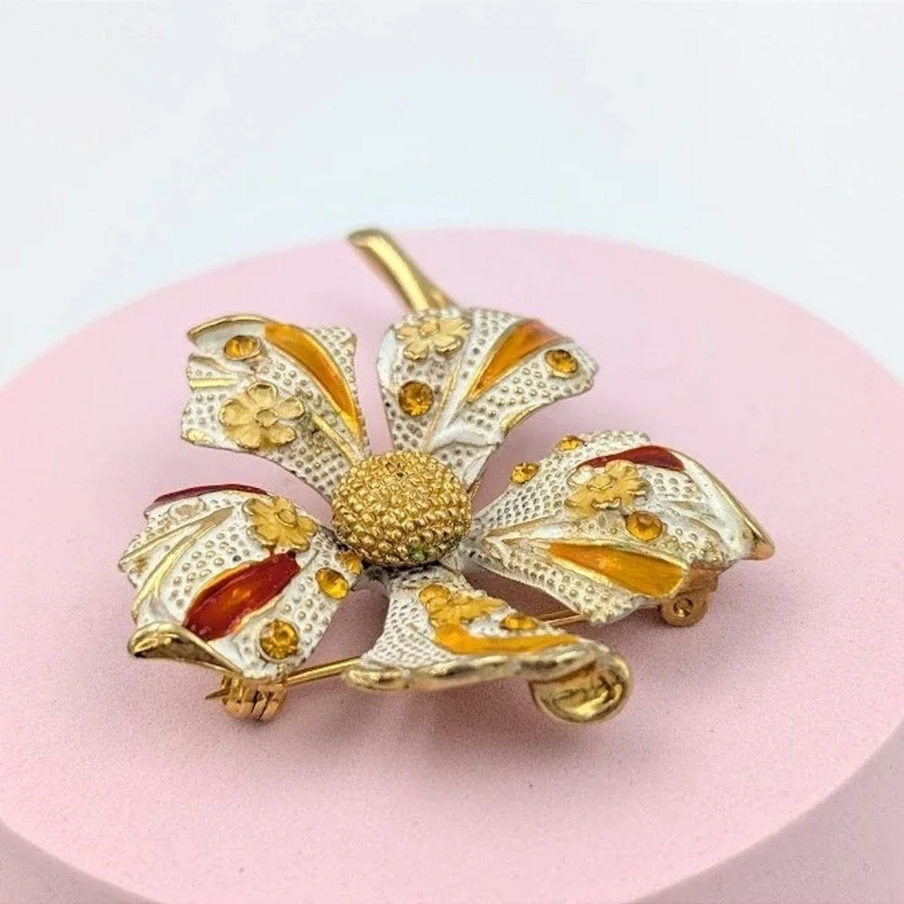 Vintage BSK White Enamel Flower Brooch Gold‎ Tone Yellow Rhinestone Botanical